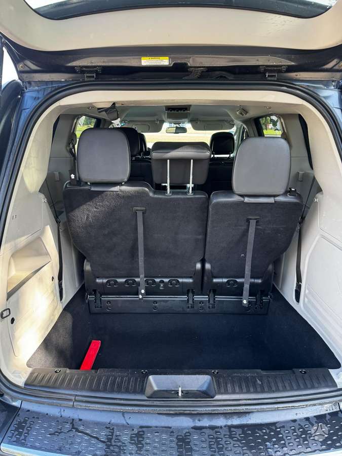 Lancia Voyager 2013 — photo 16