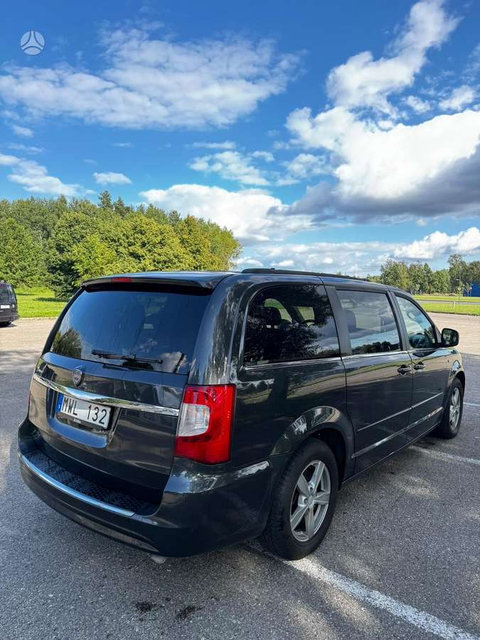 Lancia Voyager 2013 — rear view