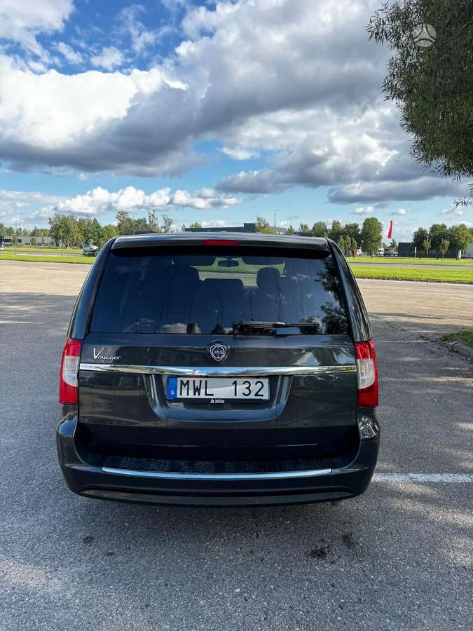 Lancia Voyager 2013 — photo 6