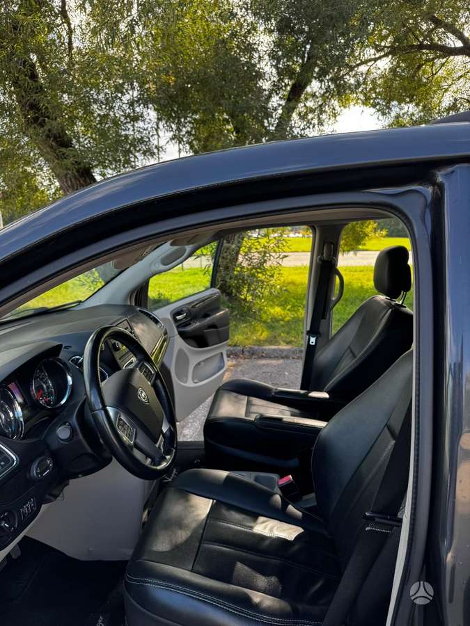 Lancia Voyager 2013 — photo 8