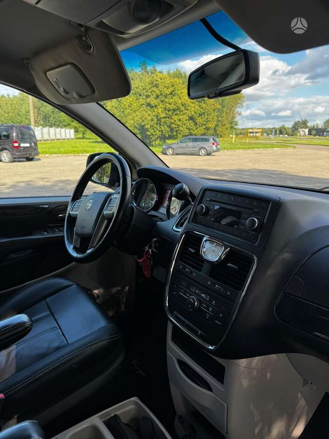 Lancia Voyager 2013 — photo 9