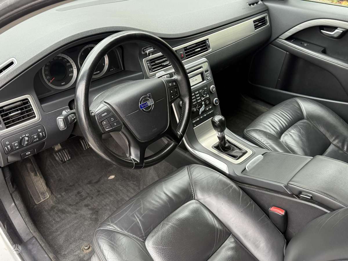 Volvo V70 2010 — photo 11