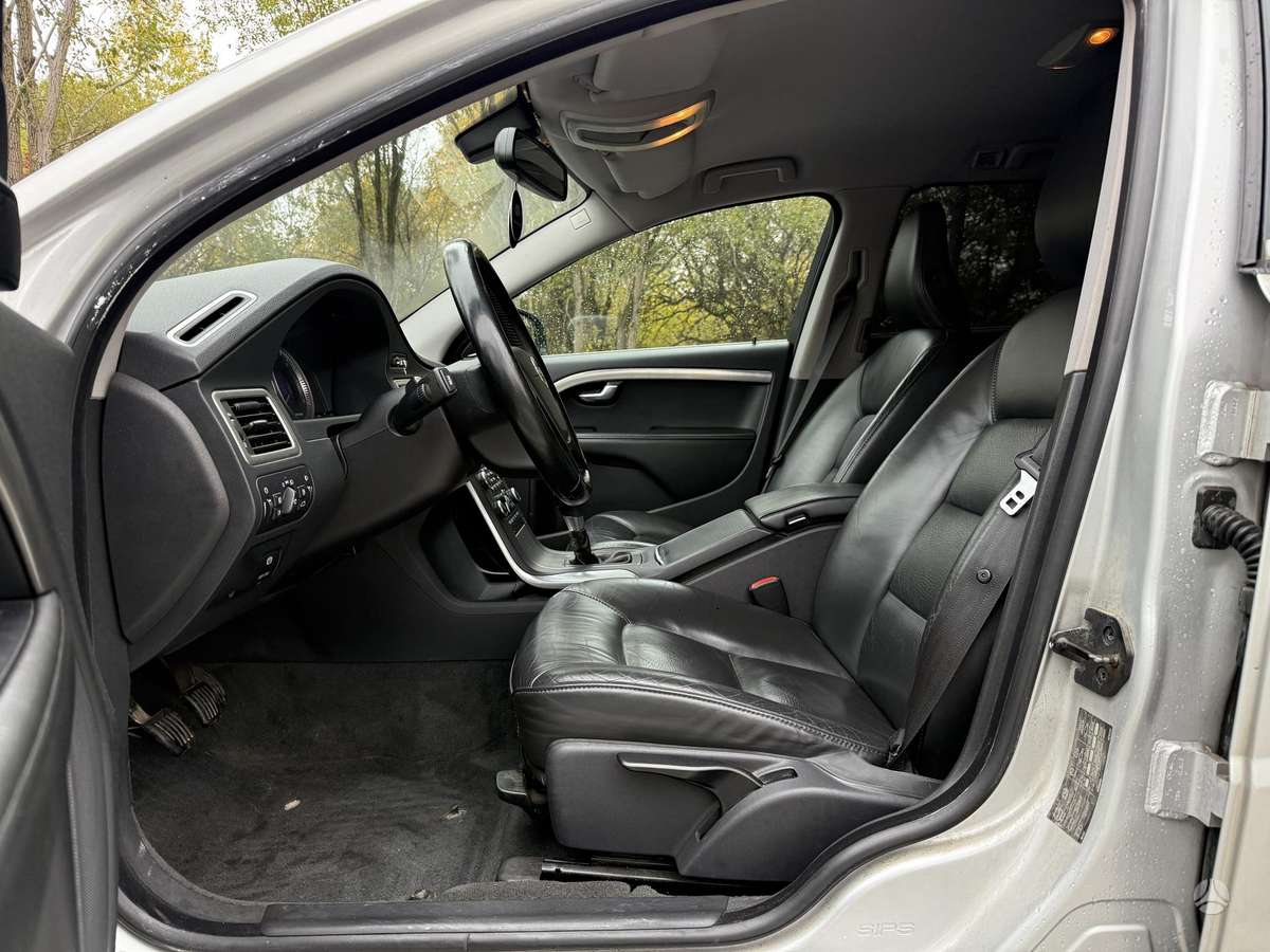Volvo V70 2010 — photo 12