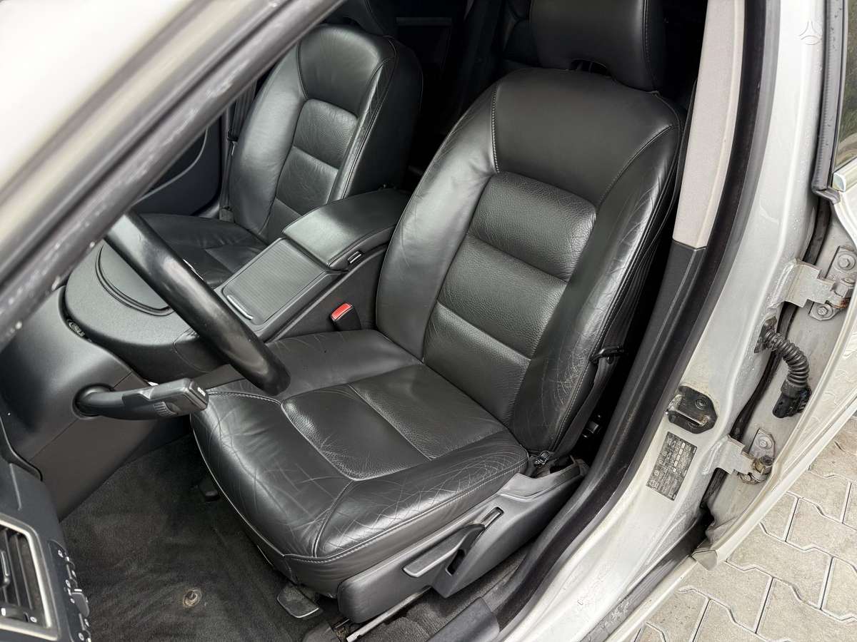 Volvo V70 2010 — photo 13