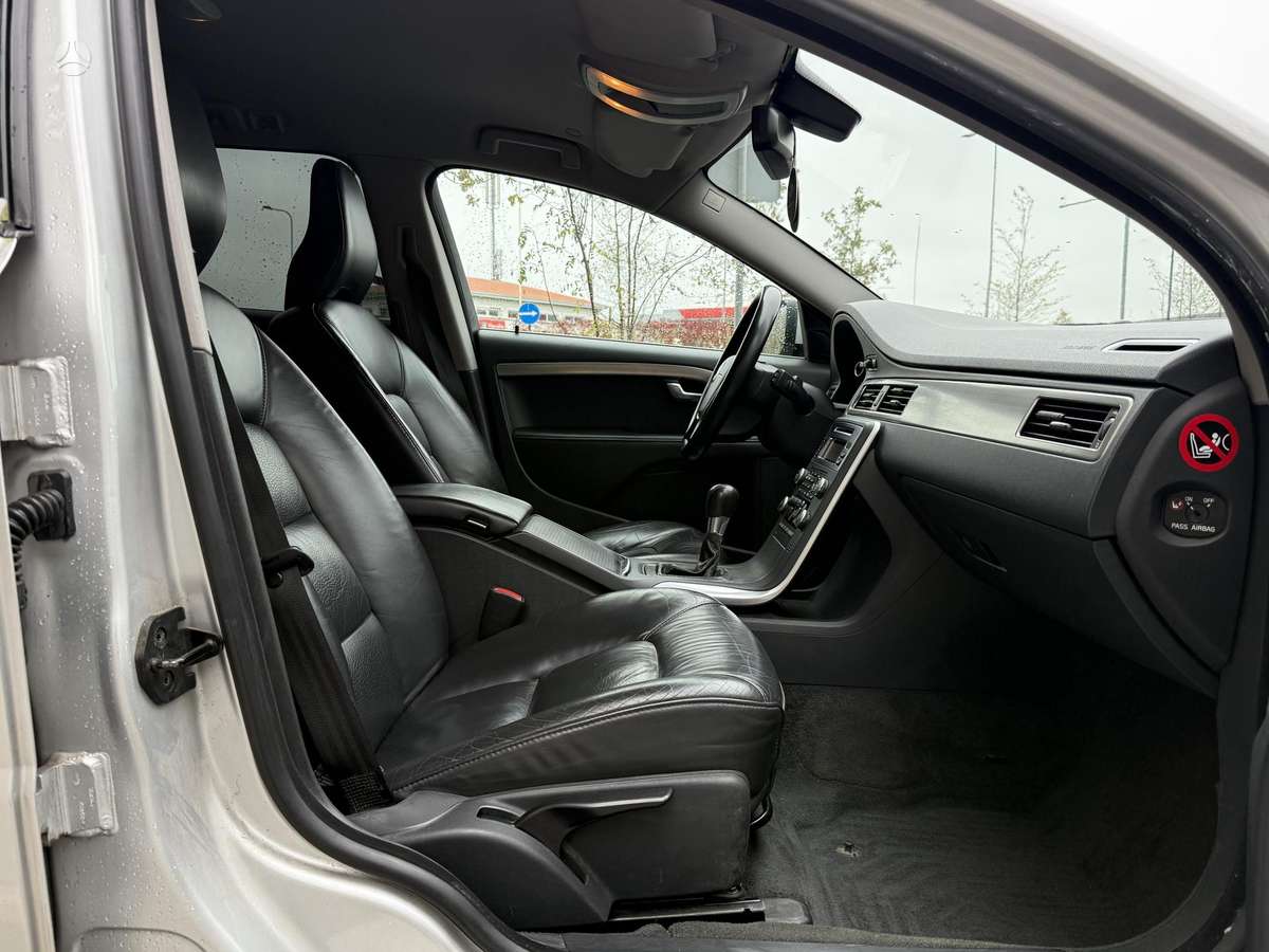 Volvo V70 2010 — photo 14