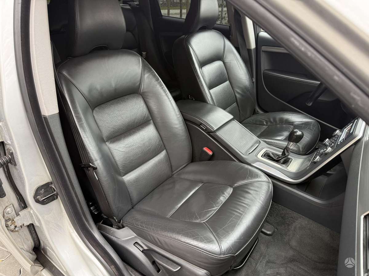 Volvo V70 2010 — photo 15