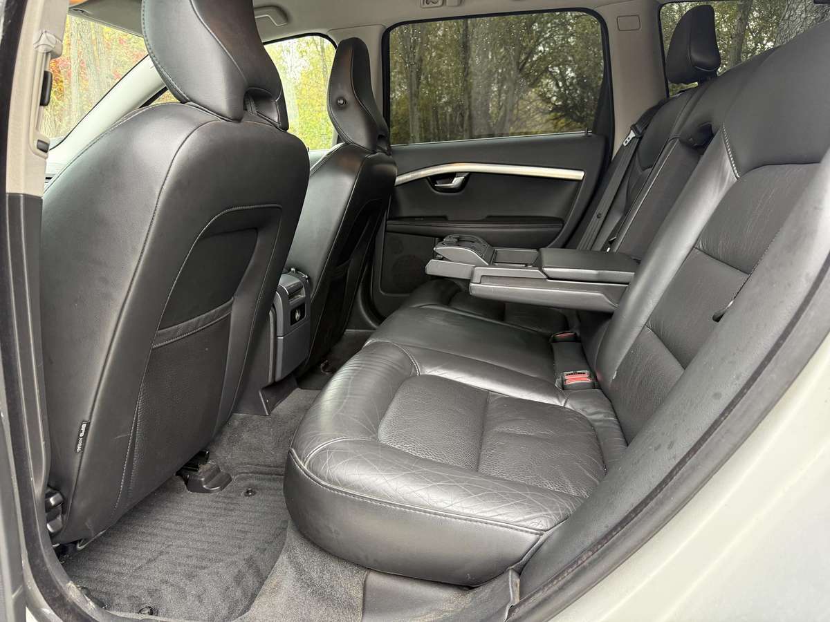 Volvo V70 2010 — photo 16