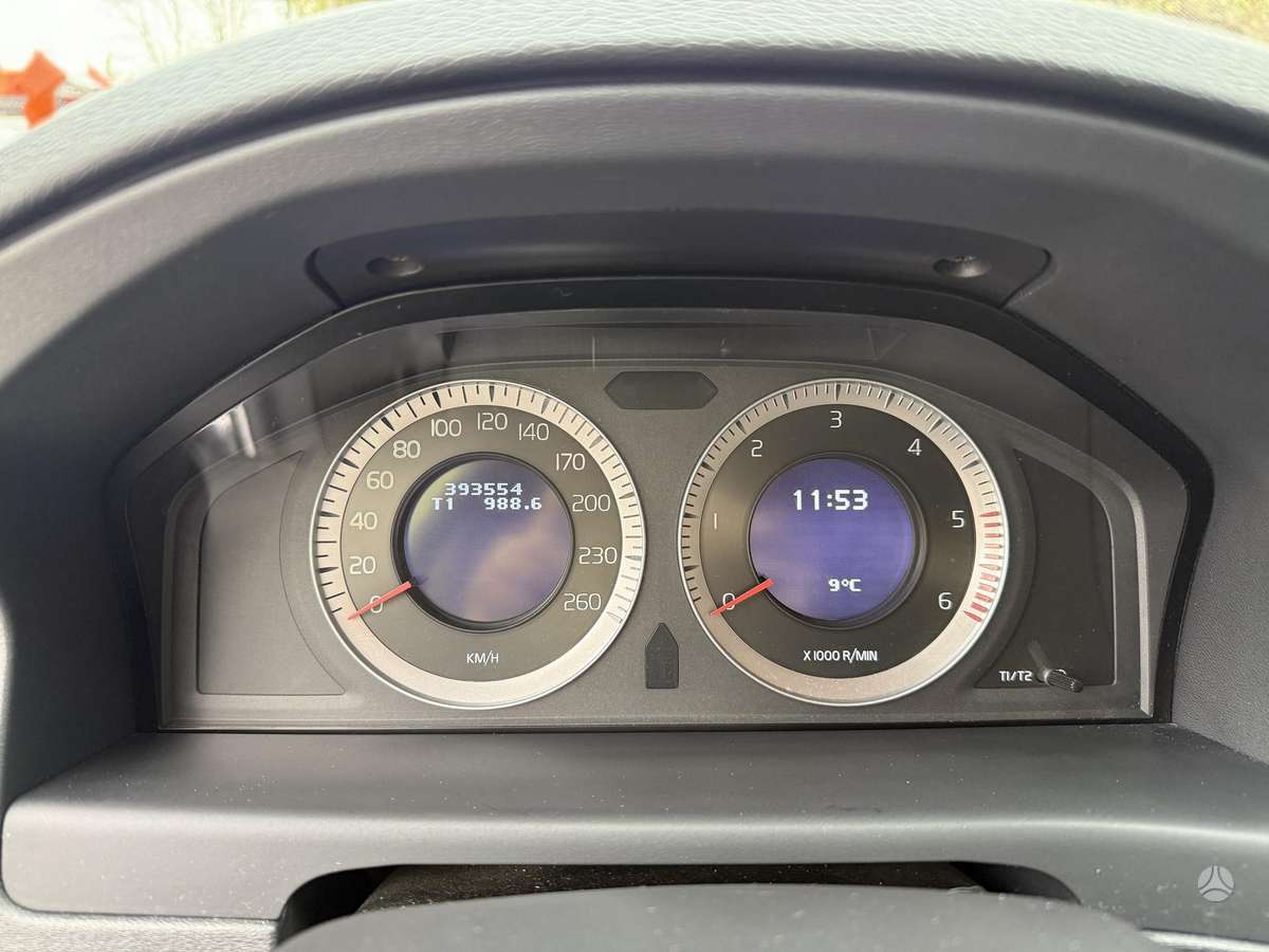 Volvo V70 2010 — photo 18