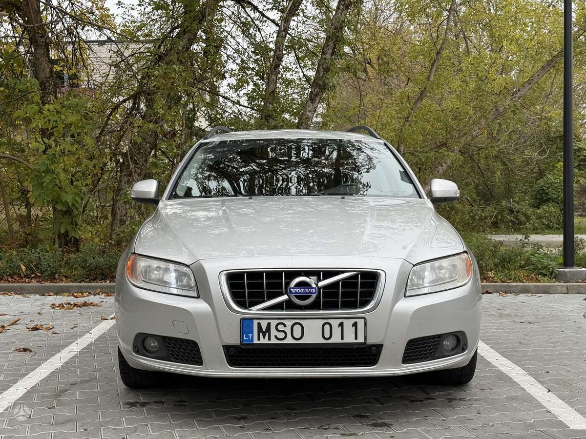 Volvo V70 2010 — rear view