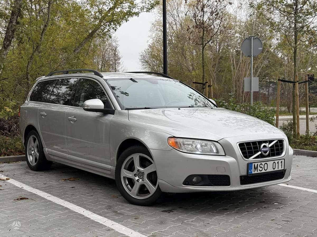 Volvo V70 2010 — interior