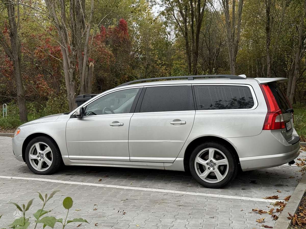 Volvo V70 2010 — photo 8