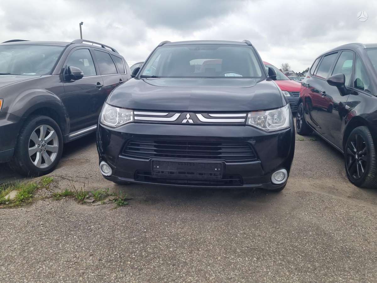 Mitsubishi Outlander 2014 — rear view