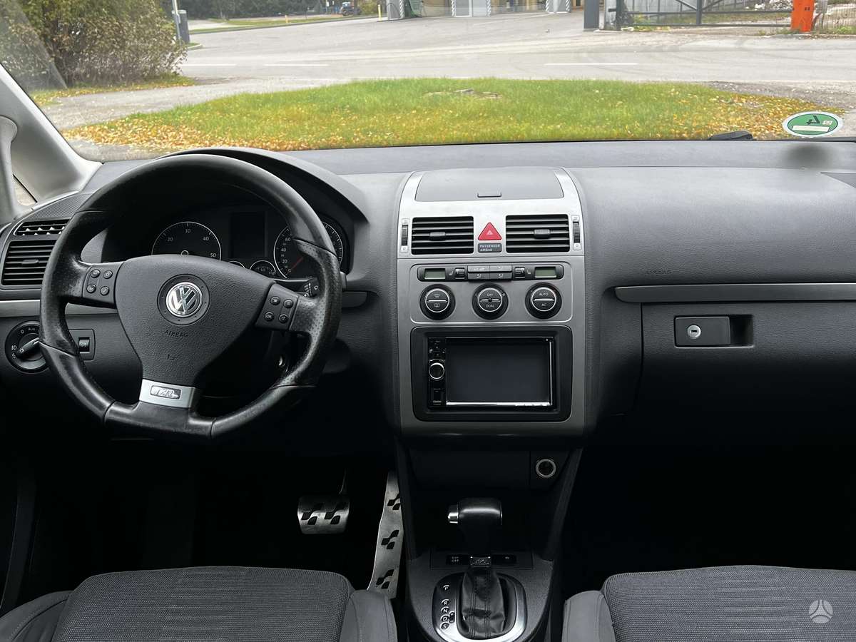 Volkswagen Touran 2009 — photo 12
