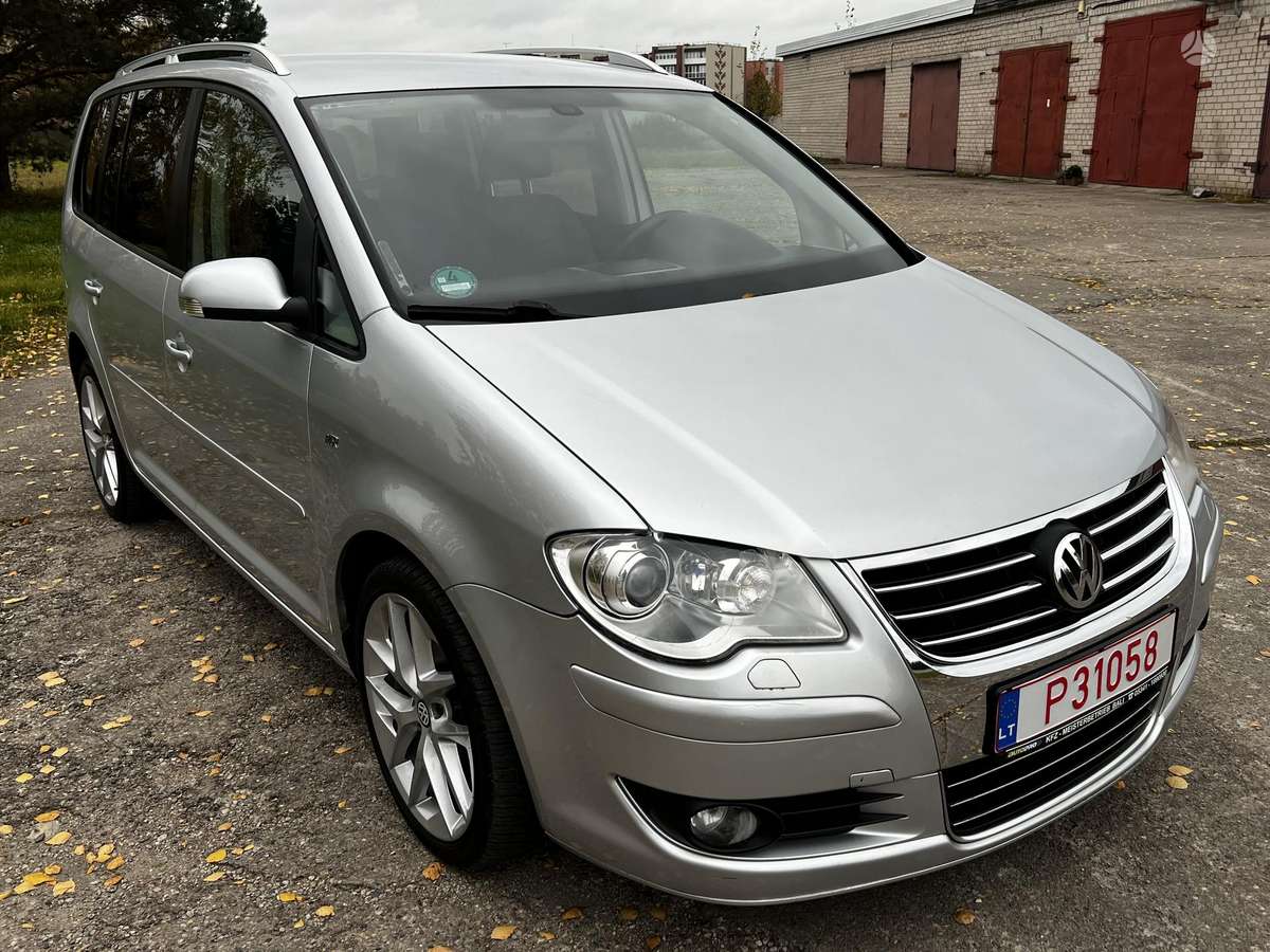 Volkswagen Touran 2009 — rear view