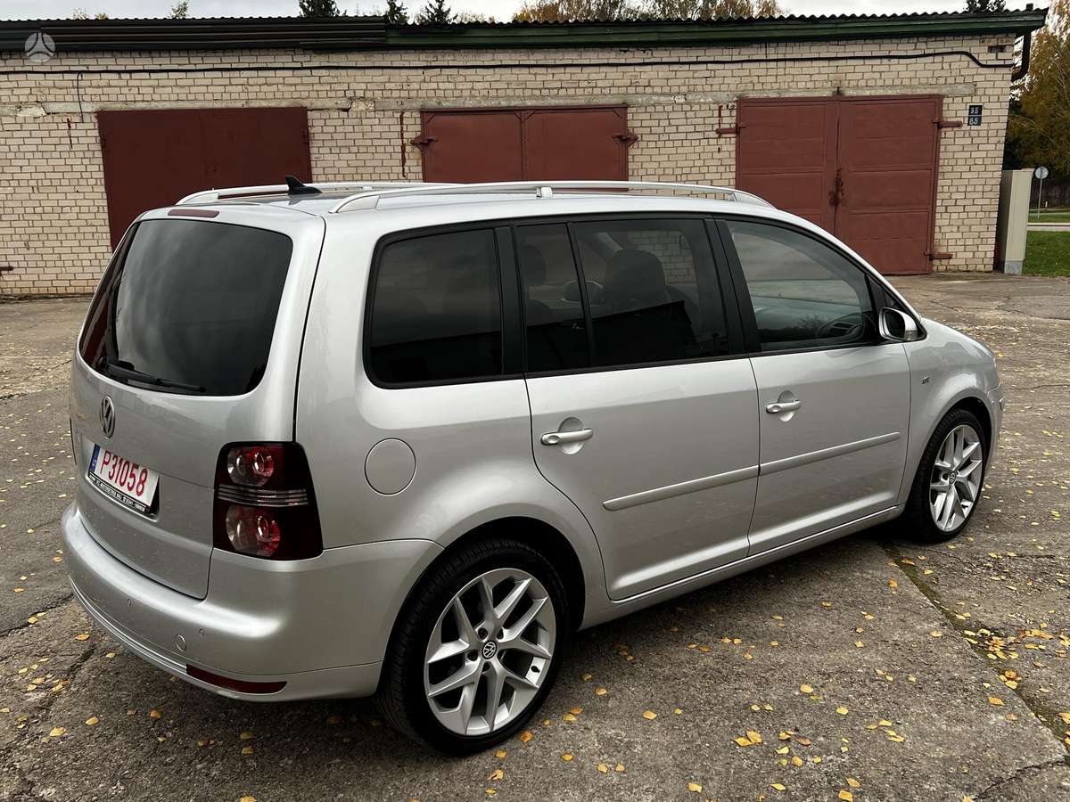 Volkswagen Touran 2009 — interior