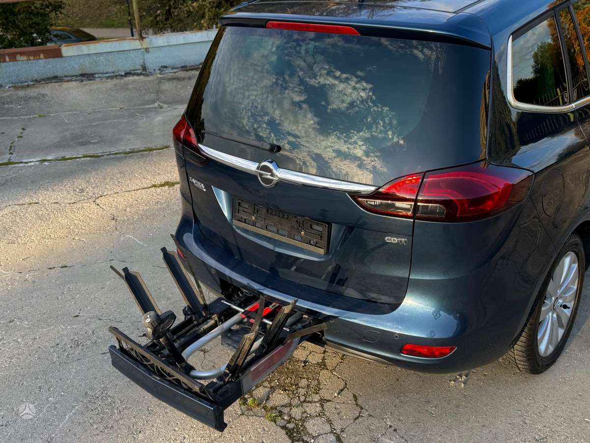 Opel Zafira 2012 — вигляд ззаду