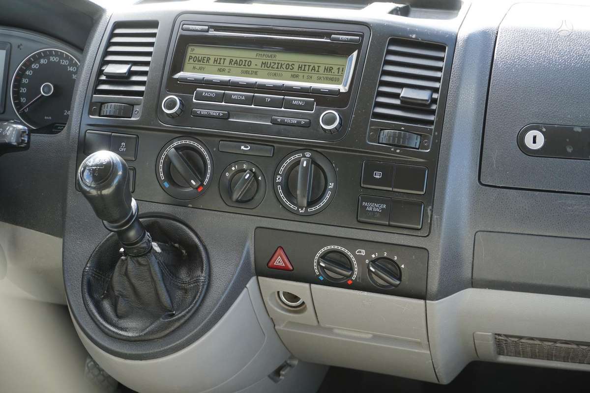 Volkswagen Transporter 2010 — photo 16