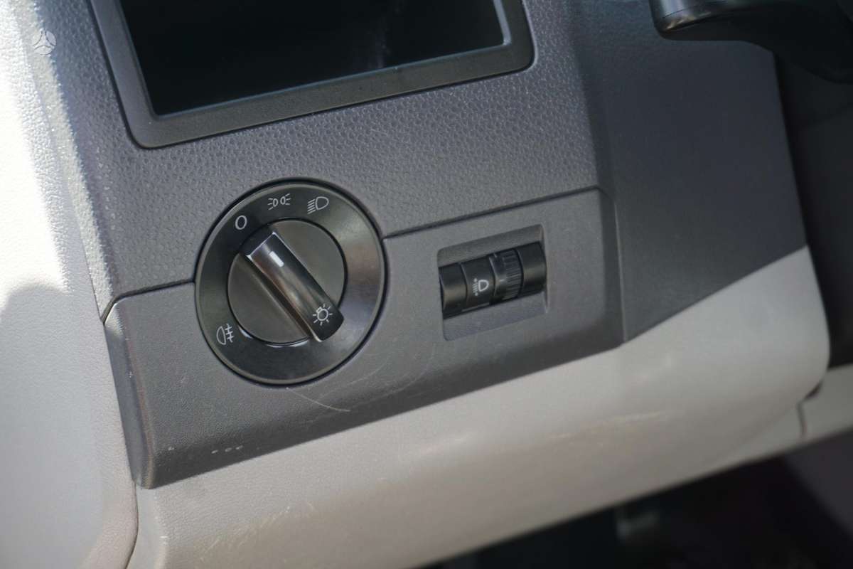 Volkswagen Transporter 2010 — photo 18