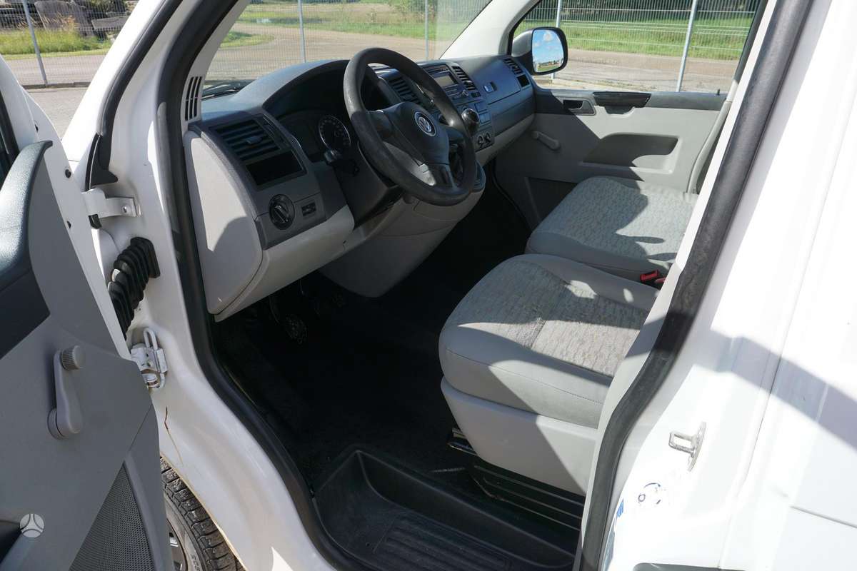 Volkswagen Transporter 2010 — photo 5