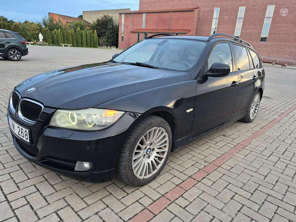 BMW 320 2010 — rear view