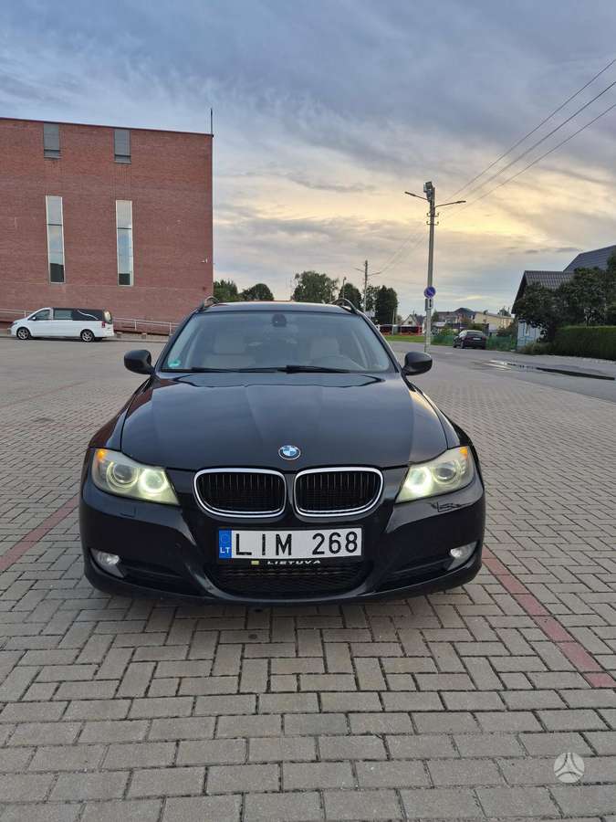 BMW 320 2010 — interior