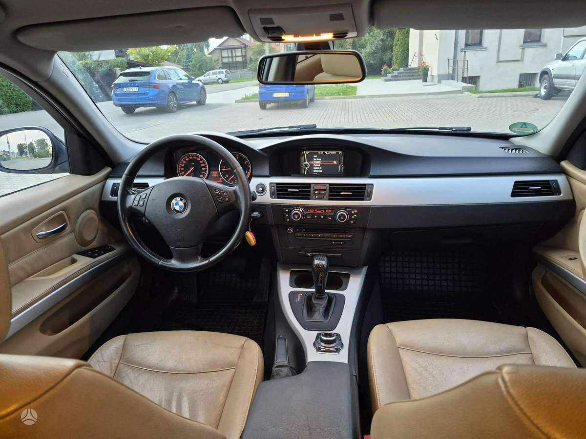 BMW 320 2010 — photo 7