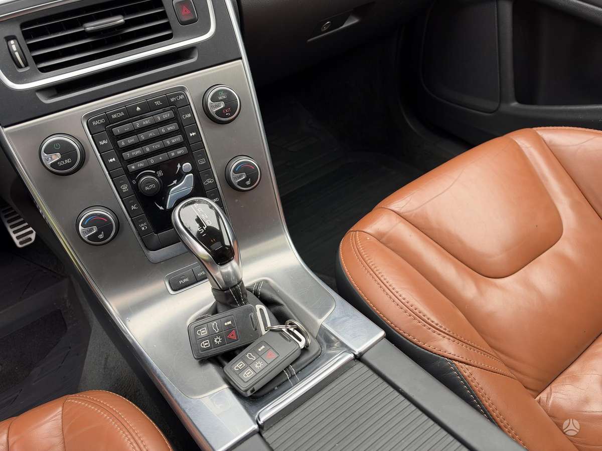 Volvo V60 2013 — photo 25