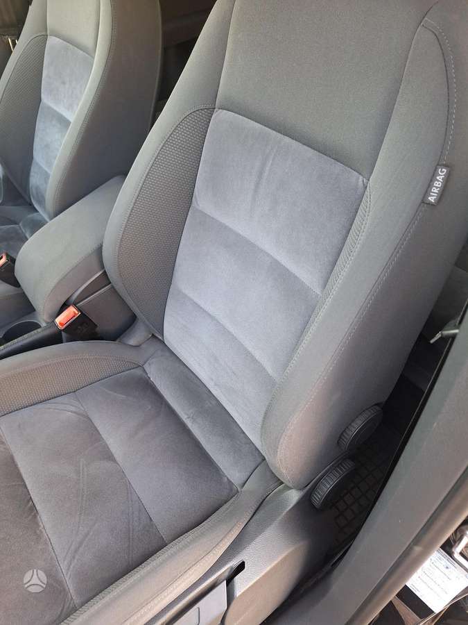 Volkswagen Touran 2011 — photo 12