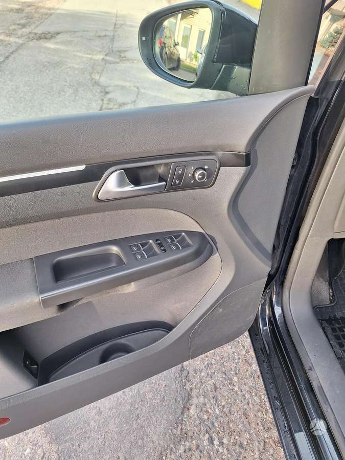 Volkswagen Touran 2011 — photo 14