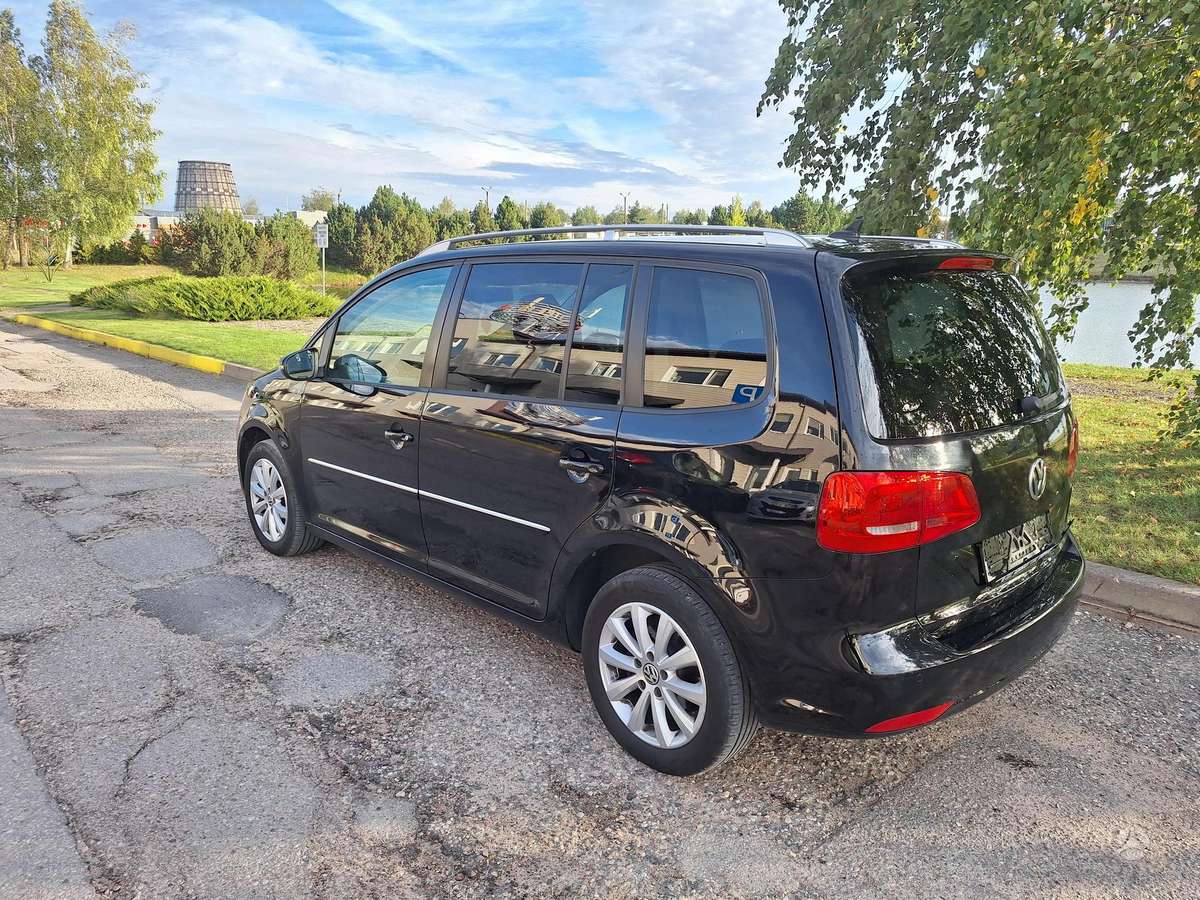 Volkswagen Touran 2011 — interior