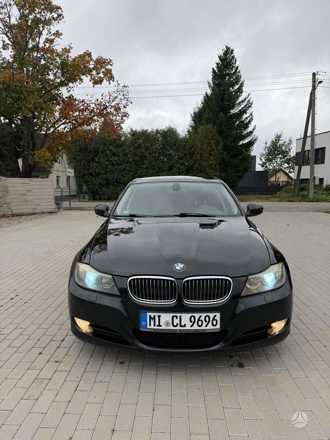 BMW 325 2010 — rear view