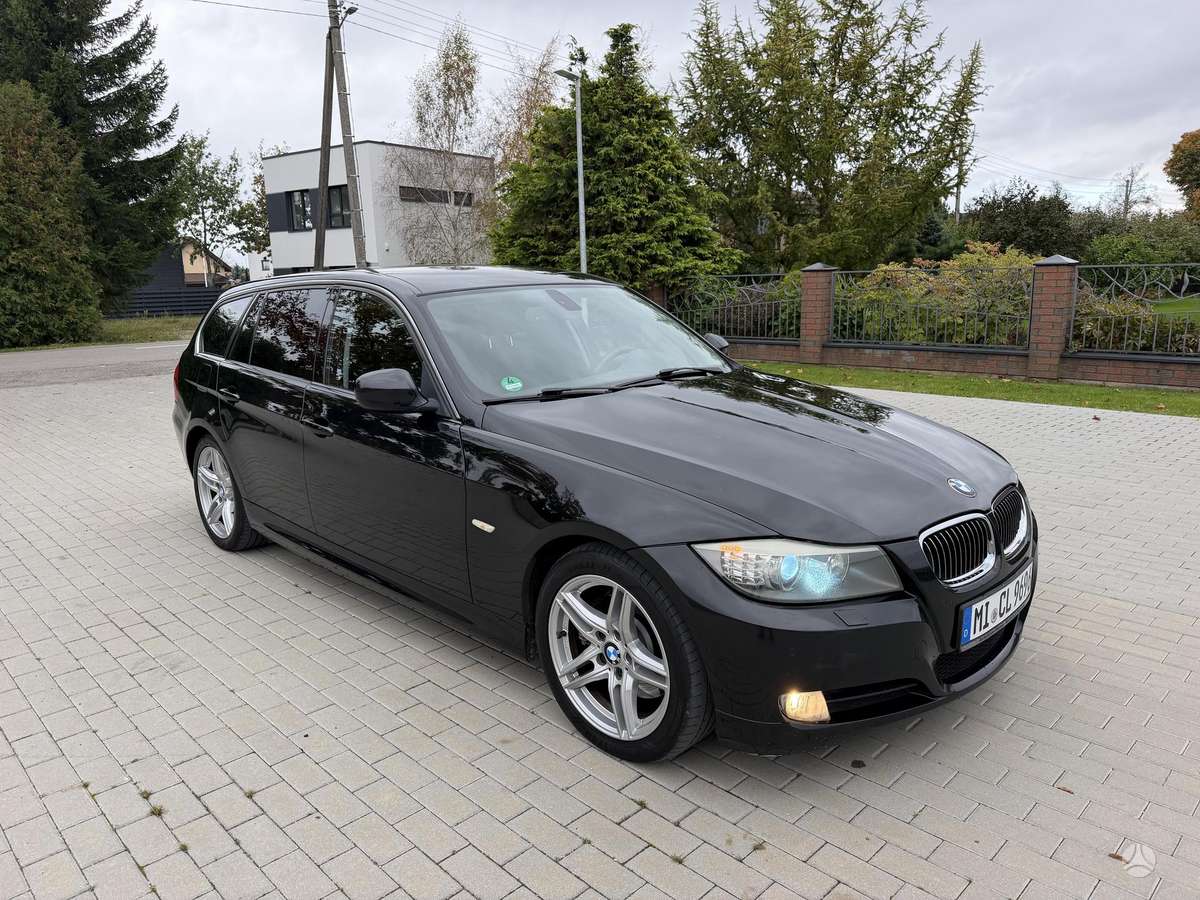 BMW 325 2010 — interior