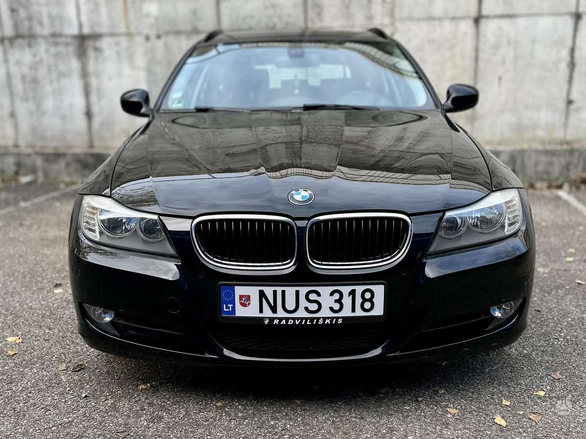 BMW 320 2011 — rear view