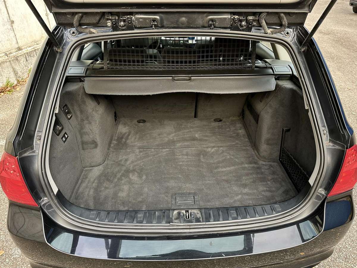 BMW 320 2011 — photo 22