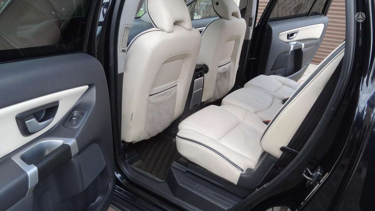 Volvo XC90 2010 — photo 30