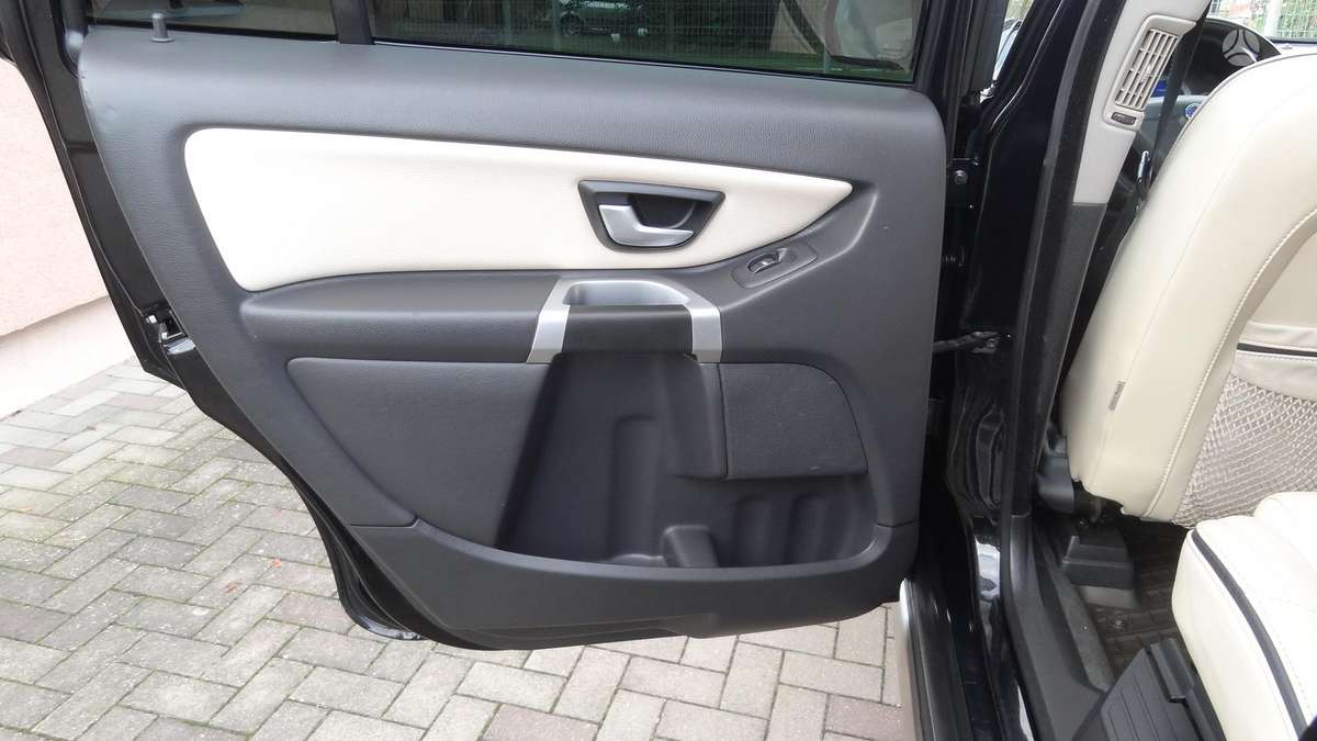 Volvo XC90 2010 — photo 35
