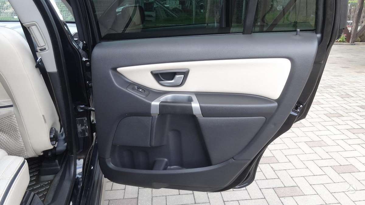 Volvo XC90 2010 — photo 36