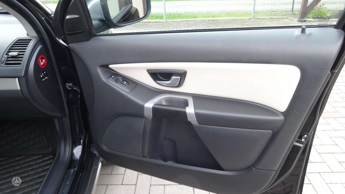 Volvo XC90 2010 — photo 37