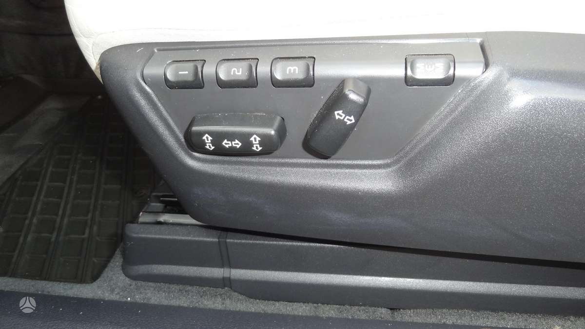Volvo XC90 2010 — photo 39