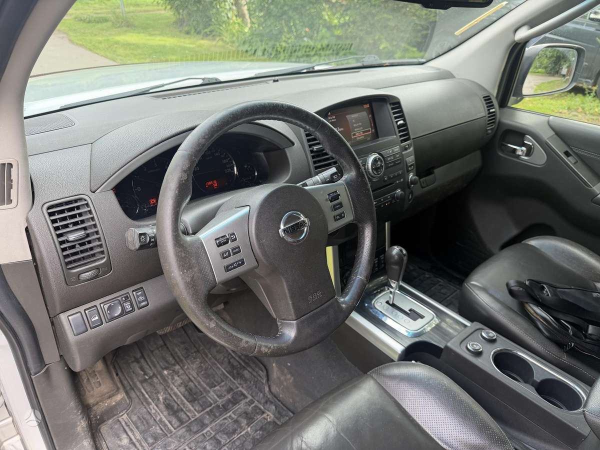 Nissan Pathfinder 2010 — фото 11