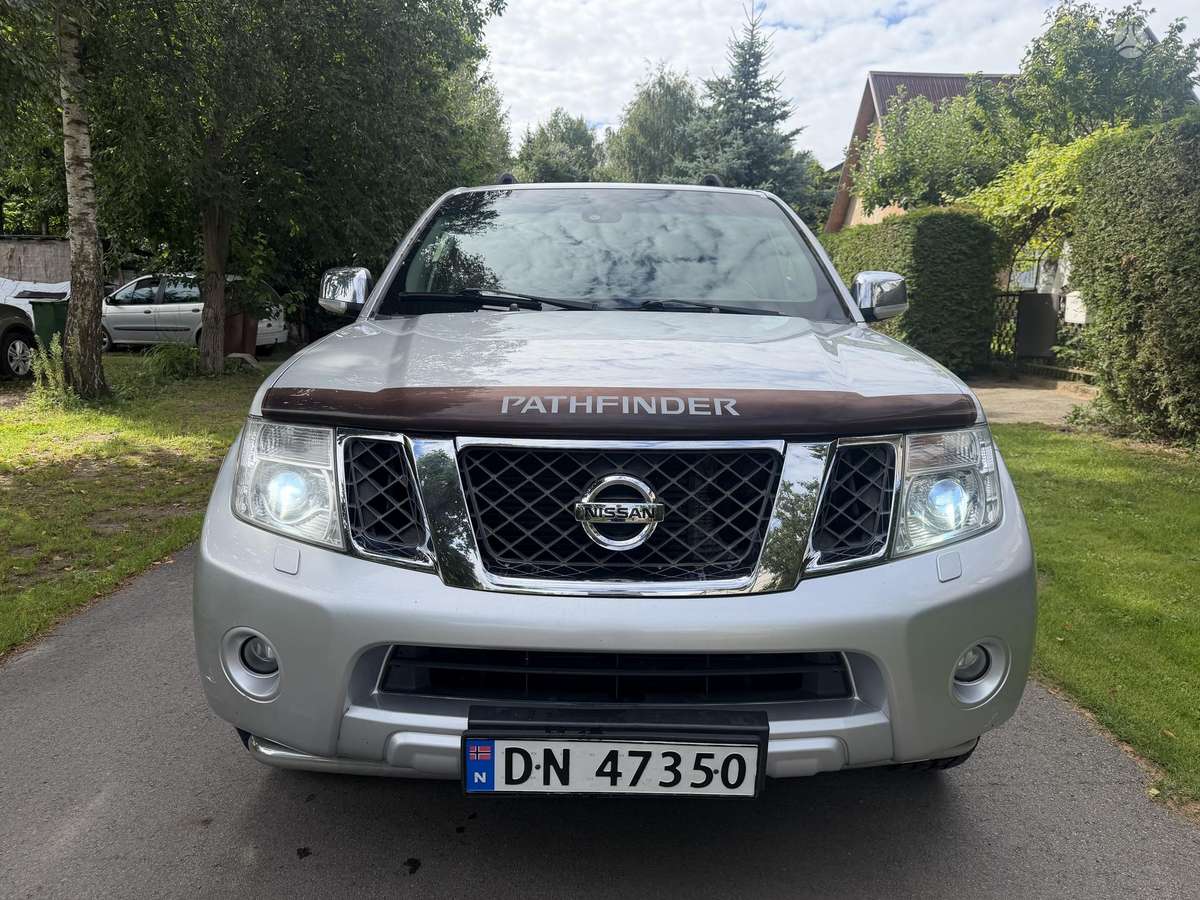 Nissan Pathfinder 2010 — вигляд ззаду