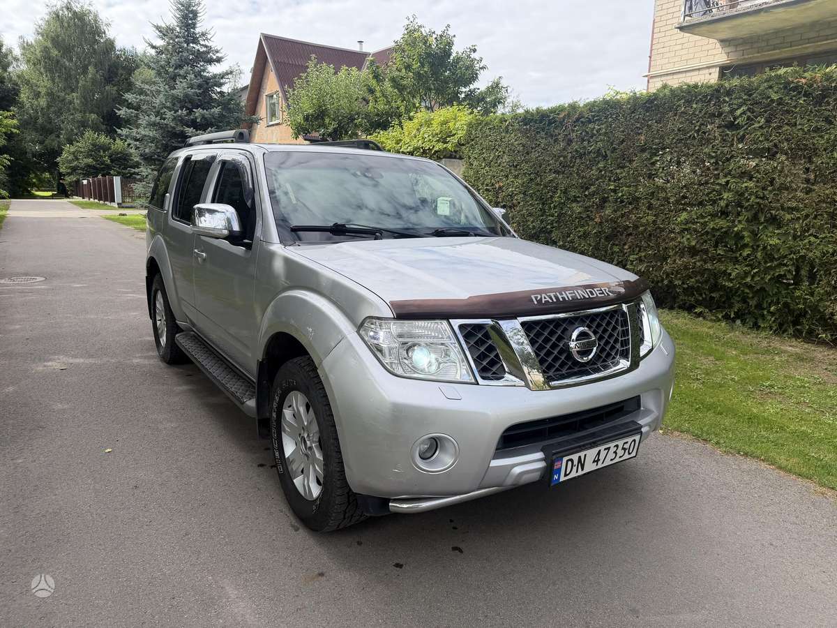 Nissan Pathfinder 2010 — салон