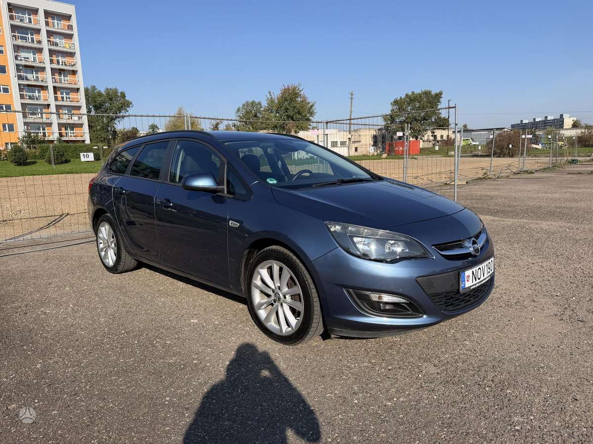 Opel Astra 2015 — rear view