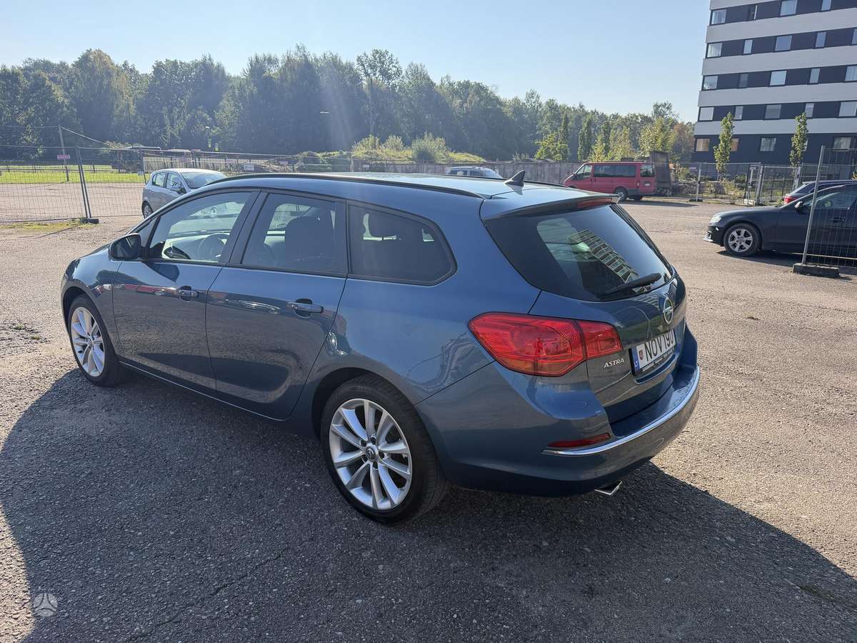 Opel Astra 2015 — interior