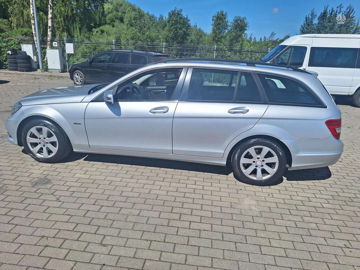 Mercedes-Benz C200 2012 — photo 16