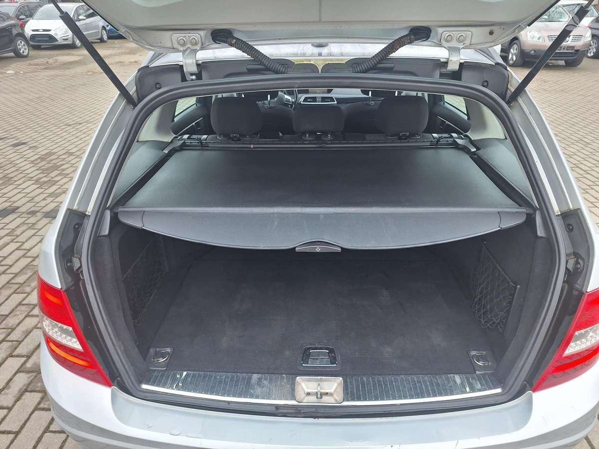Mercedes-Benz C200 2012 — photo 18