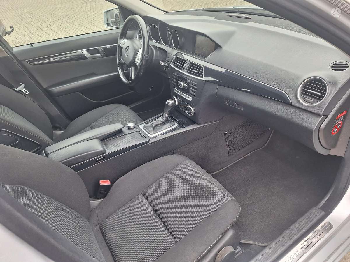 Mercedes-Benz C200 2012 — photo 20
