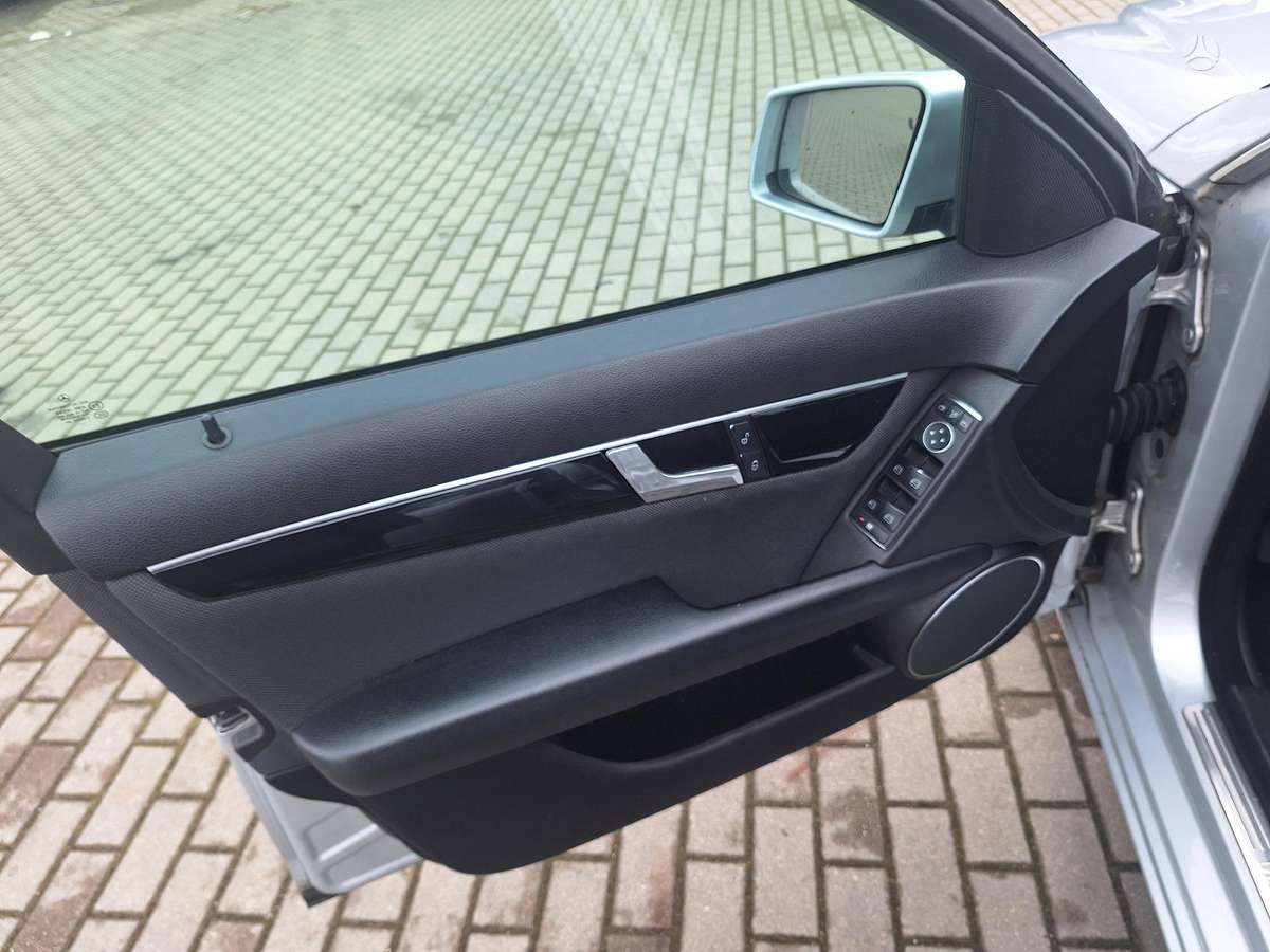 Mercedes-Benz C200 2012 — photo 21
