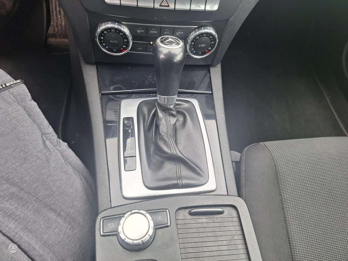 Mercedes-Benz C200 2012 — photo 23