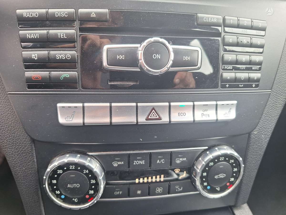 Mercedes-Benz C200 2012 — photo 24